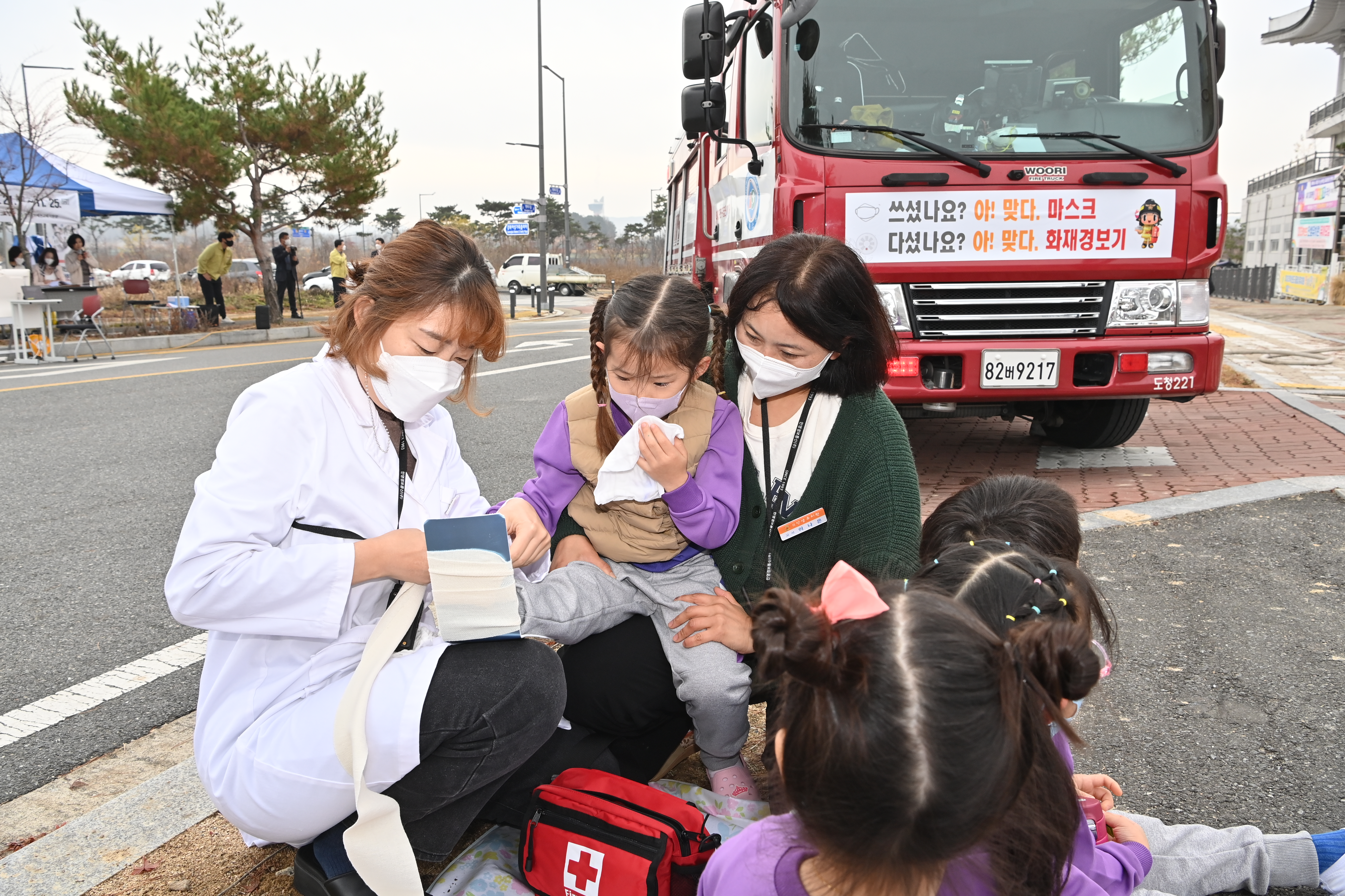 안전한국훈련 화재대피훈련에서 부상을 입은 유치원생을 치료하는 모습을 촬영 한 사진  확대 보기