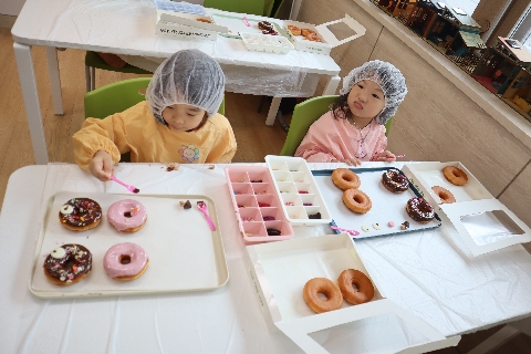 동명동부초병설유치원, 유·초이음교육 도넛 토핑 요리 놀이 체험활동 운영