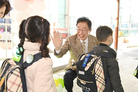 신학기 등교하는 유치원생과 인사하는 경상북도교육감을 촬영 한 사진 