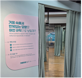 거울 속에서 반복되는 모양은 어떤 규칙으로 보일까?
