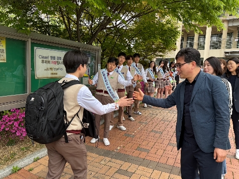 <인평중학교> 아침맞이 활동 'Good morning High Five' 두 번째 실시