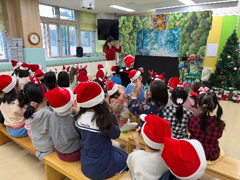 [왜관동부초병설유치원]성폭력 예방 인형극 관람 및 산타행사