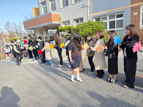 [장곡중]정주학교 운영 「오롯한 情주기 하나」 실시 -따뜻한 등굣길 만드는 하이파이브(Hi-Five) 인사 프로젝트 -