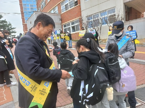 칠곡교육지원청, 새 학기 등굣길 교통안전 캠페인 참가