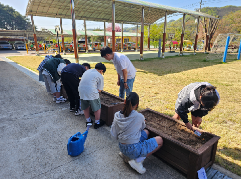 [덕곡초] 흡연예방을 기원하는 꽃밭 가꾸기 활동 실시