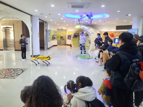 4족보행로봇 '스팟' 주말 운영 시작 2026.03.07.(토) ~  03.08.(일)