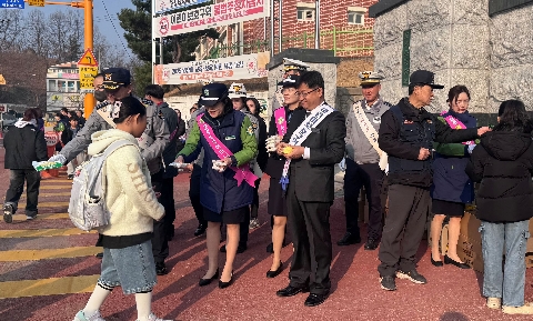 [교육지원과] 녹색어머니회 및 유관기관 등굣길 교통안전 캠페인