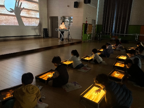 [당포초병설유]손끝으로 그리는 나눔의 마음, 모래 위에 피어나는 우정의 바다