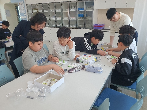 [동로초] "구슬이 굴러가며 창의력이 쑥쑥!”  동로초, 그래비트랙스 활용 발명교실 개최