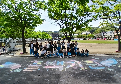[문경여중]2학년 학생들, 등굣길에 수놓은 '초크아트응원'