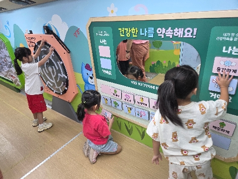 [동성초 병설유치원] 놀이로 배우는 「찾아가는 체험 버스」유아 흡연위해예방교육  - 체험 버스와 함께하는 유아 흡연위해예방 교육 실시 -