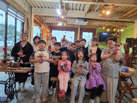[동성초] 문경 동성초, 함께 놀고 배우는 '다품남매 마을학교 목공 체험' 운영    - 나만의 화병 만들기 및 문화 예술 체험 실시 -