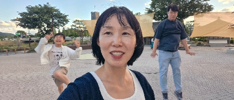 특색 있는 포즈로 가족 사진찍기