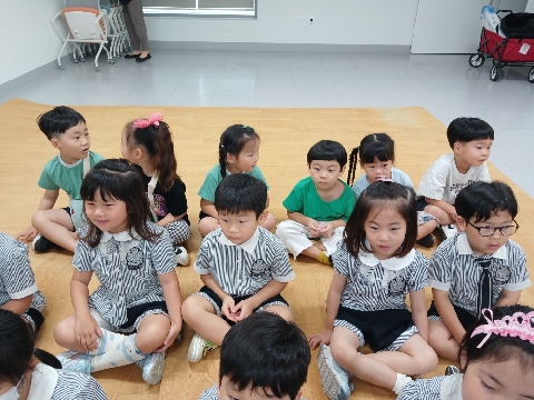 안평초병설유치원 - '웅이 마법사의 마법의 책' 독서의 달 행사 마술 관람