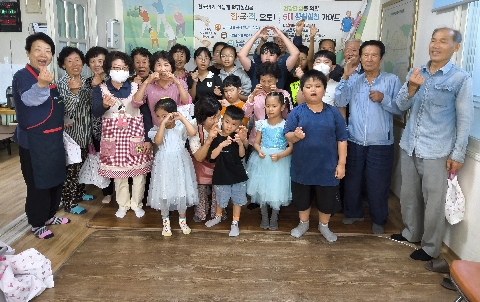  춘산초 병설유치원  유.초 이음교육 춘산 경로당 방문  활동