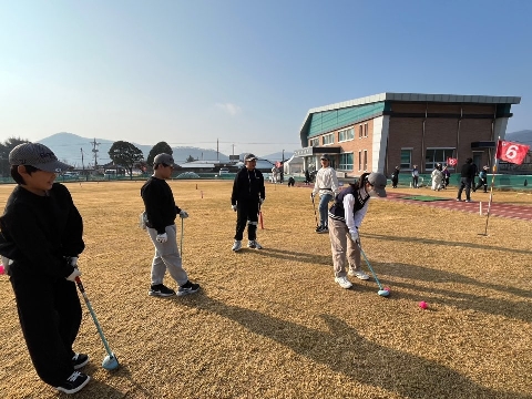 점곡초_티샷부터 주사위 퍼팅까지 승패보다 뜨거운 '소통의 장' - 사제동행 파크골프 축제 -