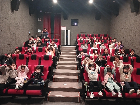 비안초_ 사제동행 영화 관람 활동 실시 학생·교직원 모두 함께한 따뜻한 문화 나눔