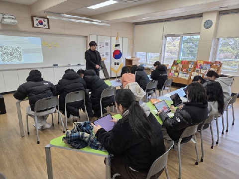 옥산중-학생 주도 AI 진로체험, 생성형 인공지능으로 미래를 그리다