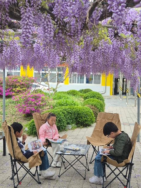 -의성남부초등학교 -“꽃 그늘 아래 펼친 책 한 권, 봄날의 작은 쉼표”