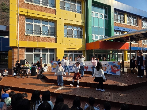 [예천초] 예천초, 등굣길 행복 버스킹 어우렁 더우렁 한마당 올해도 힘차게 시작