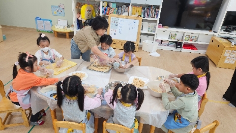 [감천초병설유치원] 유·초이음교육으로 함께 하는 추석맞이 인절미 떡만들기 체험