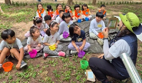[영해초병설유치원] 2025학년도 전문가와 함께하는 여름 숲놀이 보도자료