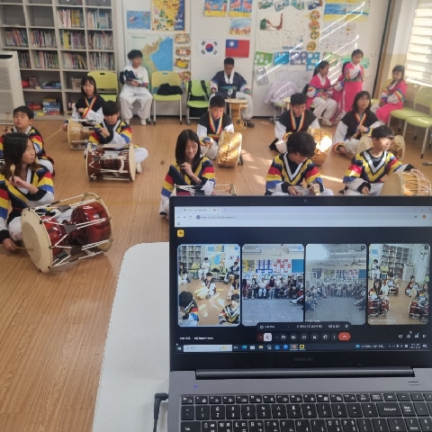 [창수초] 대만 치원초등학교와 온라인 국제교류로 문화 소통 확대- 학생 소개·전통문화·음식·놀이·공연 교류까지 단계적 프로그램 운영 -