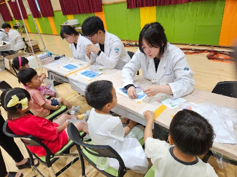 영해초, ‘지역 활력 프로젝트’ 과학체험활동 개최 - 대구한의대 임상병리학과 교수·학생들이 선물한 다채로운 7개 과학 보따리 -