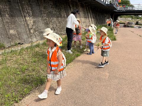 [영덕야성초병설유치원] 우리 동네 환경 지킴이 활동 ‘줍깅’생태전환교육 실시